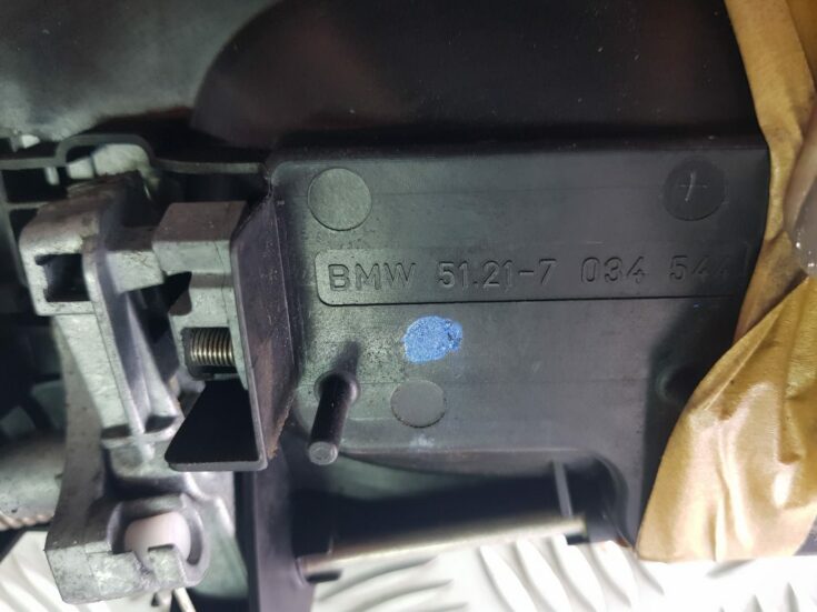 Durvju roktura iekšējais stiprinājums priekš BMW 520D E60 2006 ENG.