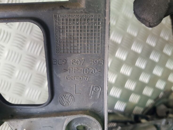 Aizmugurējā spārna un bufera stiprinājums priekš VW PASSAT B6 2006 ANGL. UNIVERSAL