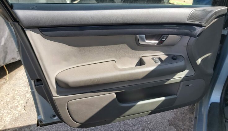 Priekšējo kreiso durvju apdare priekš AUDI A4 2003