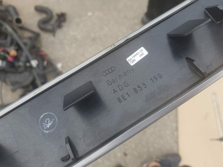 Mērinstrumentu paneļa dekoratīvā uzlika priekš AUDI A4 2005