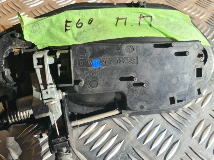 Priekšējāis labais durvju rokturis priekš BMW 525 E60 2006 OLIVE