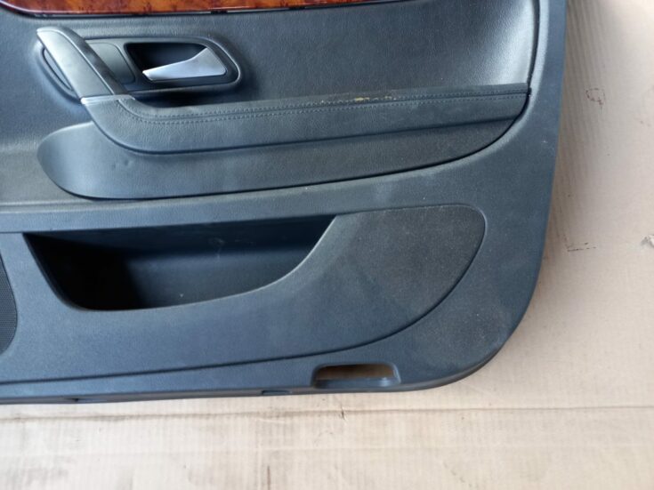 Priekšējo labo durvju apdare priekš VW PASSAT CC 2009