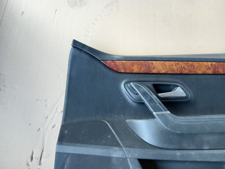 Priekšējo labo durvju apdare priekš VW PASSAT CC 2009