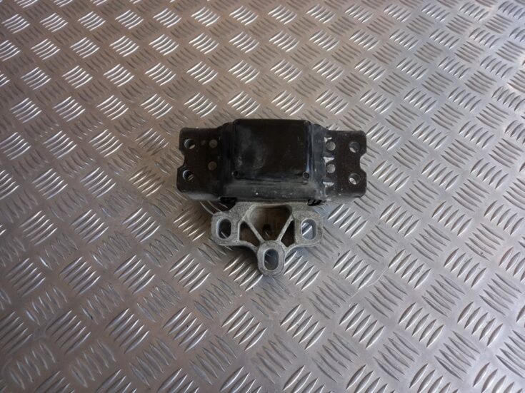 Dzinēja spilvens priekš VW PASSAT CC 2009