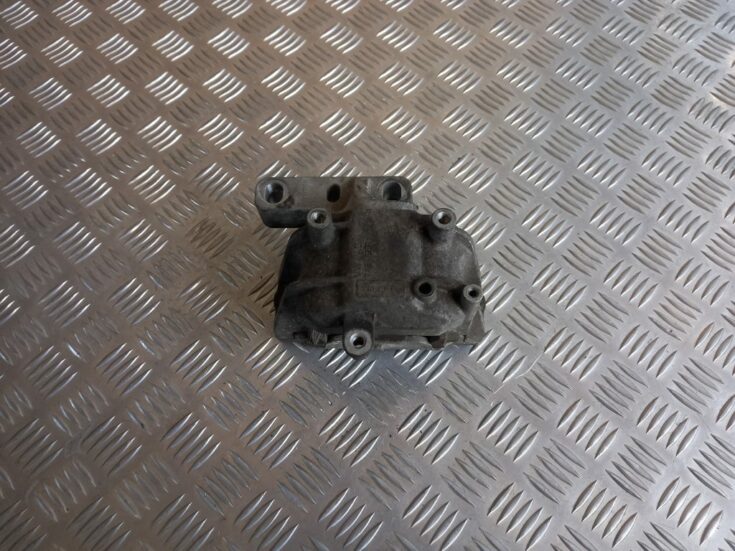 Dzinēja spilvens priekš VW PASSAT CC 2009