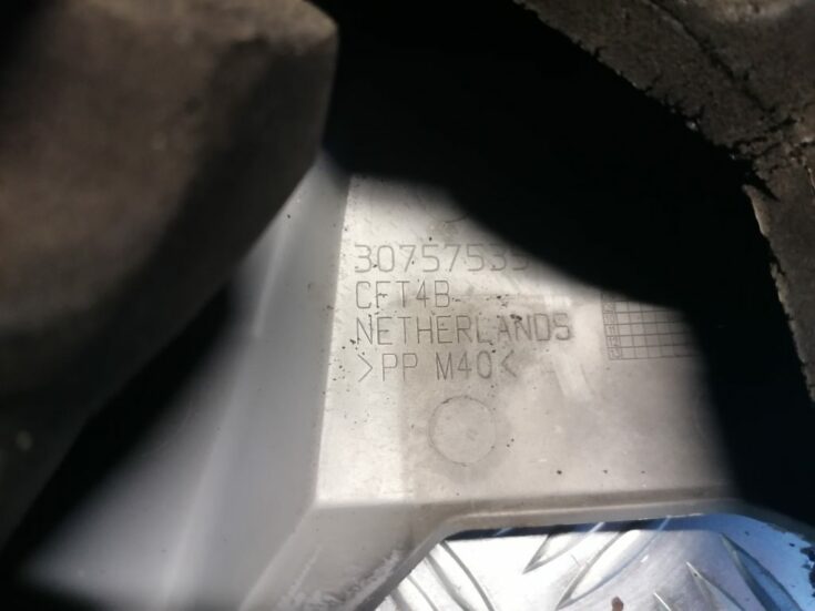 Dzinēja dekoratīvais vāks priekš VOLVO V70 2007
