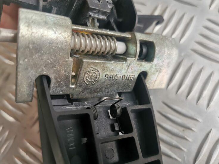 Priekšējāis kreisais durvju rokturis priekš LAND ROVER FREELANDER 2007
