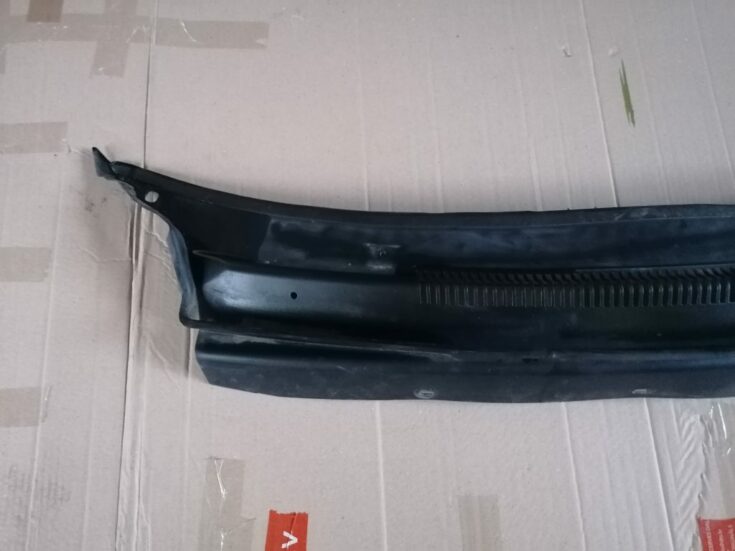Vējstikla uzlikas (deflektora) režģis priekš DODGE JOURNEY 2008