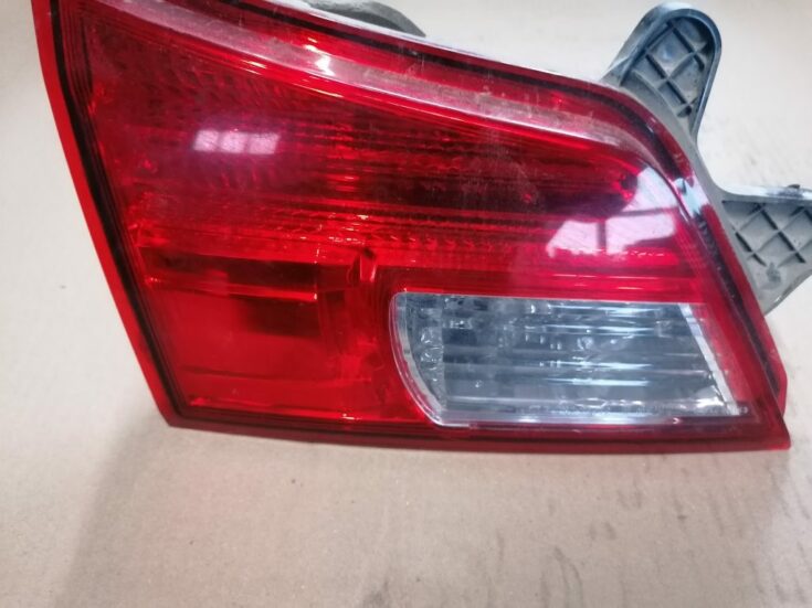 Bagāžnieka vāka kreisais lukturis priekš SUBARU LEGACY 2011