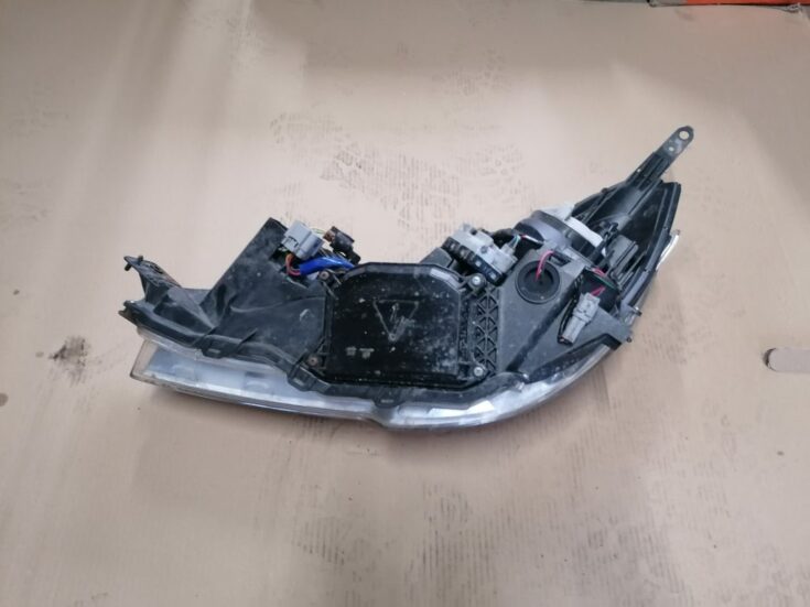 Priekšējais labais lukturis priekš SUBARU LEGACY 2011
