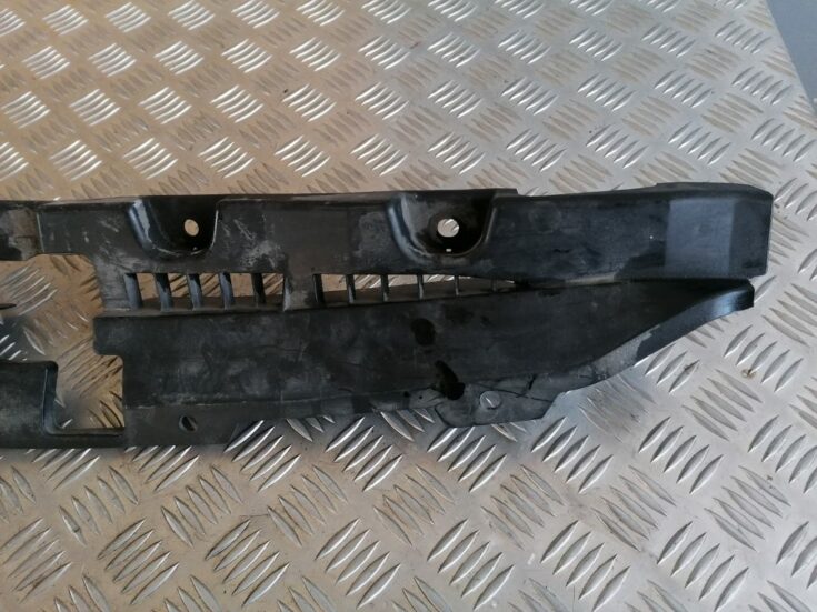 Radiatoru augšēja uzlika priekš SUBARU LEGACY 2011
