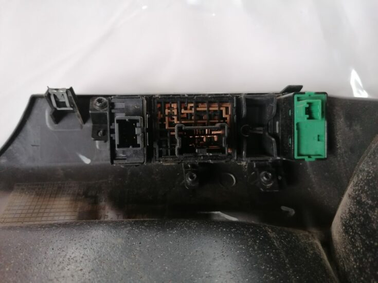 Mērinstrumentu paneļa apdare (zem stūres) priekš NISSAN PATHFINDER 2006