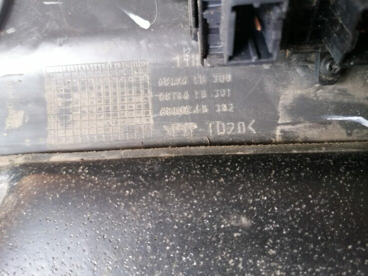 Mērinstrumentu paneļa apdare (zem stūres) priekš NISSAN PATHFINDER 2006