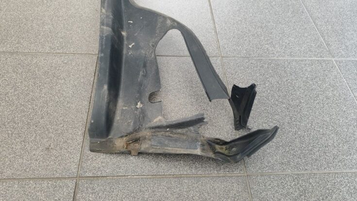 Vējstikla uzlikas (deflektora) režģis priekš PEUGEOT 307 2007