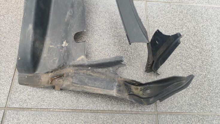 Vējstikla uzlikas (deflektora) režģis priekš PEUGEOT 307 2007