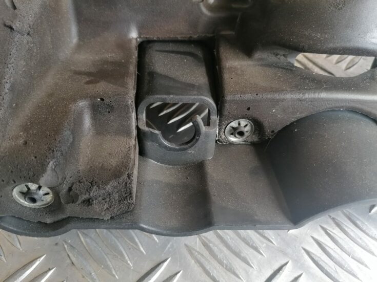 Dzinēja dekoratīva vāka daļa priekš VOLVO XC70 2007