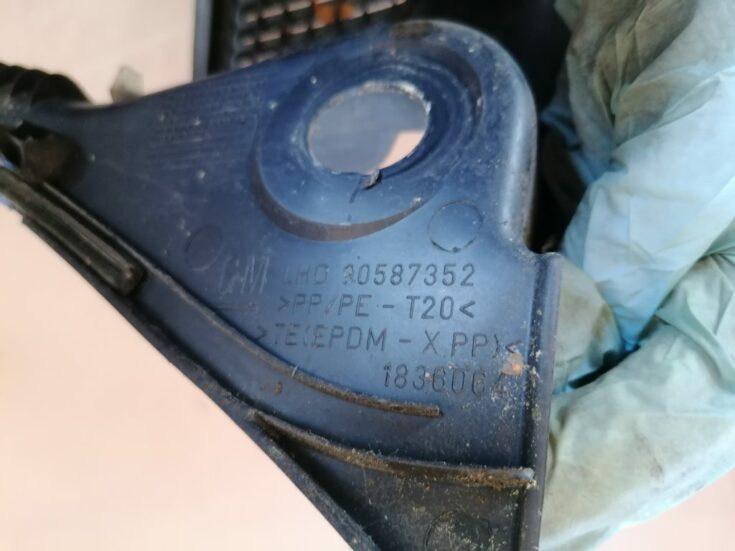 Vējstikla uzlikas (deflektora) režģis priekš OPEL ZAFIRA 2004