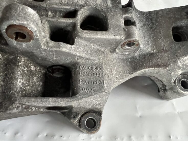 Ģeneratora kronšteins priekš AUDI A4 2007