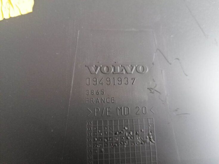 Mantu glabāšanas nodalījums vadītāja pusē priekš VOLVO C30 2008 SILVER