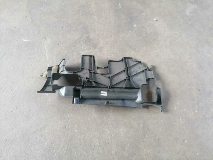 Mērinstrumentu paneļa apakšēja apdare priekš TOYOTA AVENSIS 2007