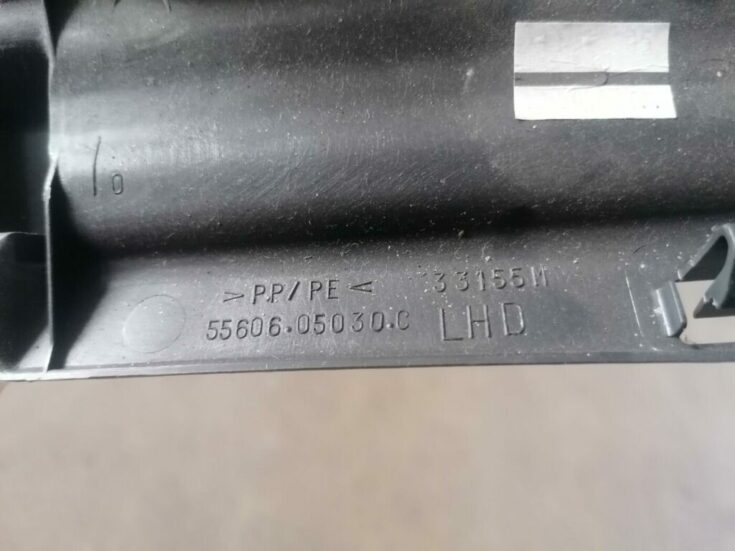 Mērinstrumentu paneļa apakšēja apdare priekš TOYOTA AVENSIS 2007
