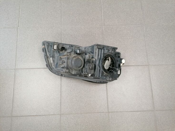 Priekšējais kreisais lukturis priekš VOLVO XC90 2004