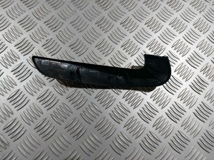 Priekšējo labo durvju apdare priekš RENAULT LAGUNA 2011
