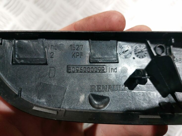 Priekšējo labo durvju apdare priekš RENAULT LAGUNA 2011