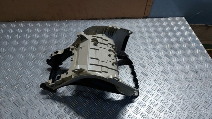 Centrālās konsoles iekšējā plastmasa priekš VOLVO V60 2012