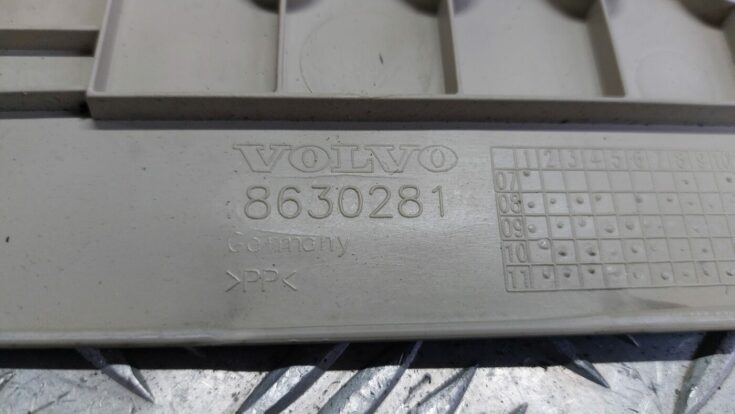 Centrālās konsoles (apdares) sānu panelis priekš VOLVO V60 2012