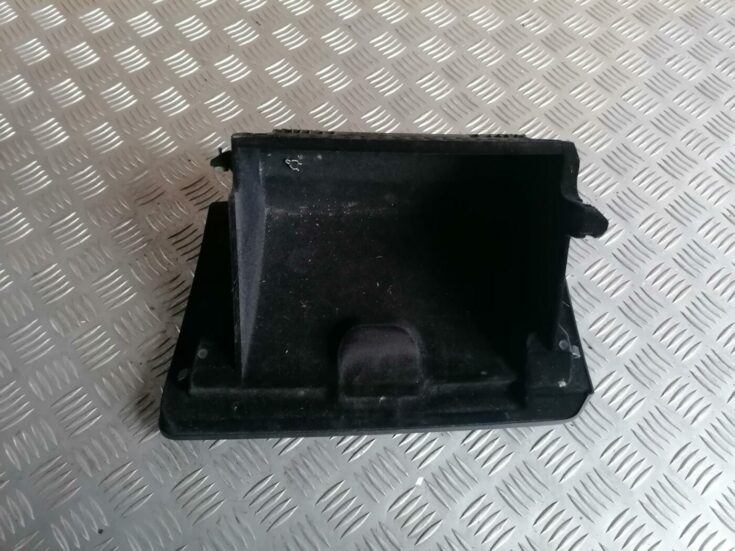 Mantu glabāšanas nodalījums pasažiera pusē priekš BMW 123 E87 2008 BLACK