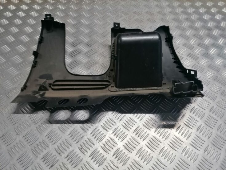 Mērinstrumentu paneļa apdare (zem stūres) priekš ŠKODA OCTAVIA 2006