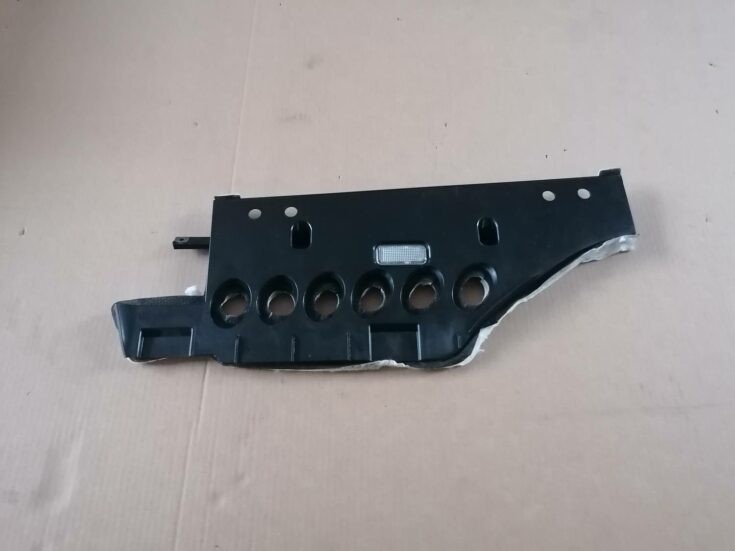 Mērinstrumentu paneļa apakšēja apdare priekš VW PHAETON 2003
