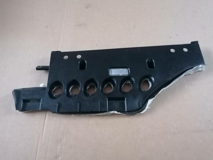 Mērinstrumentu paneļa apakšēja apdare priekš VW PHAETON 2003