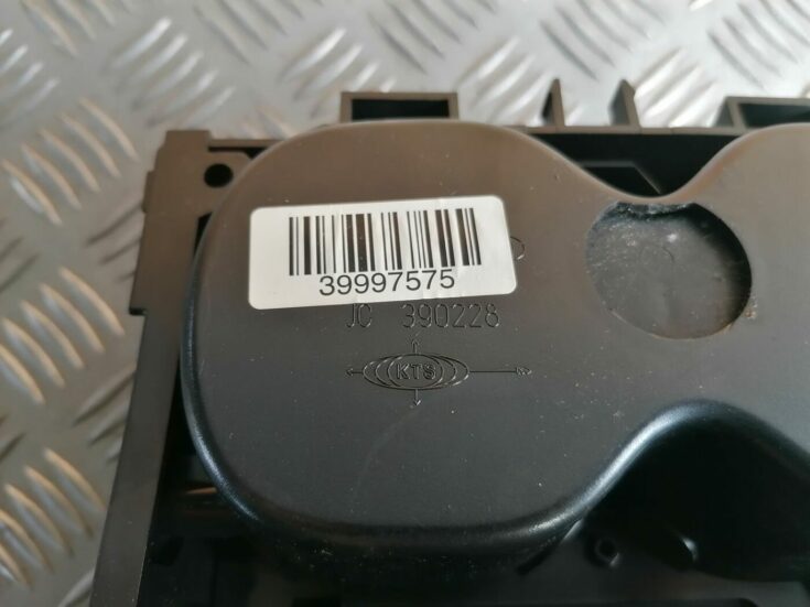 Krūzes turētājs priekš VOLVO V70 2009