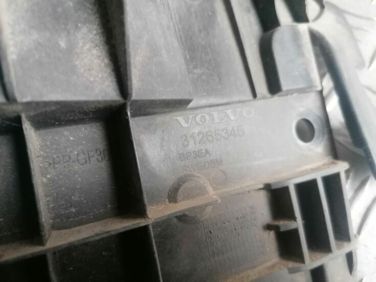 Spārna un bufera stiprinājums priekš VOLVO V70 2009