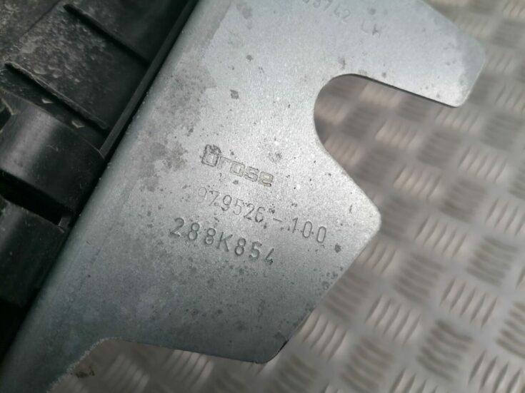 Durvju roktura iekšējais stiprinājums priekš VOLVO V70 2009