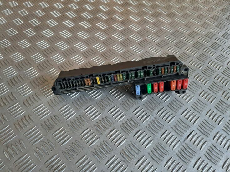Drošinātāju bloks priekš BMW 525 E60 2004 BLACK