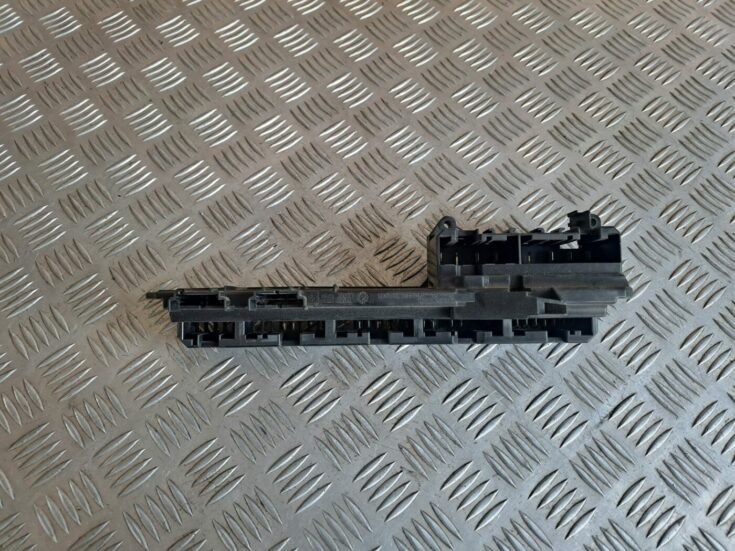 Drošinātāju bloks priekš BMW 525 E60 2004 BLACK