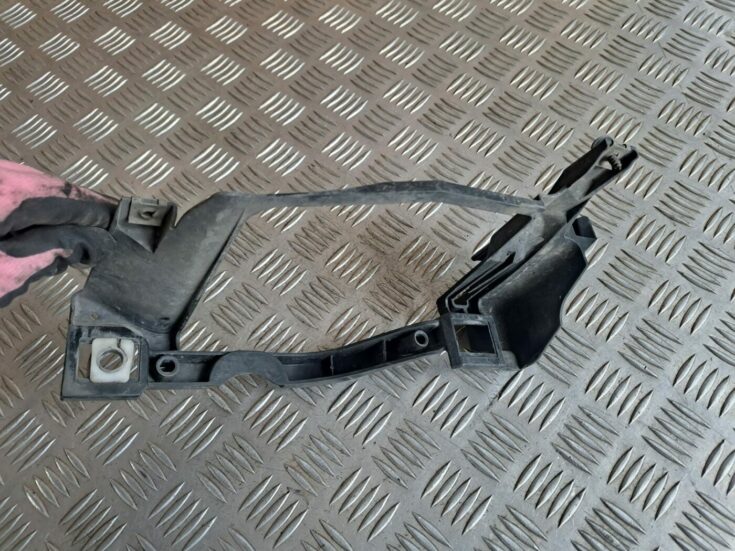 Priekšēja luktura kronšteins priekš BMW 525 E60 2004 BLACK