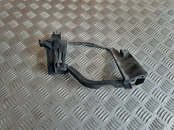 Priekšēja luktura kronšteins priekš BMW 525 E60 2004 BLACK
