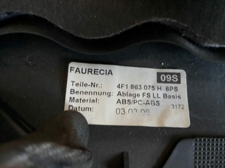 Mērinstrumentu paneļa apdare (zem stūres) priekš AUDI A6 AVANT 2006