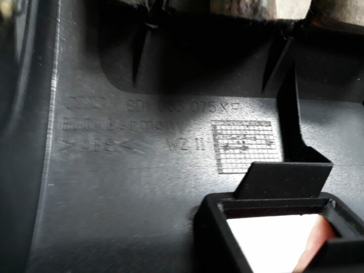 Mērinstrumentu paneļa apdare (zem stūres) priekš AUDI A4 1999