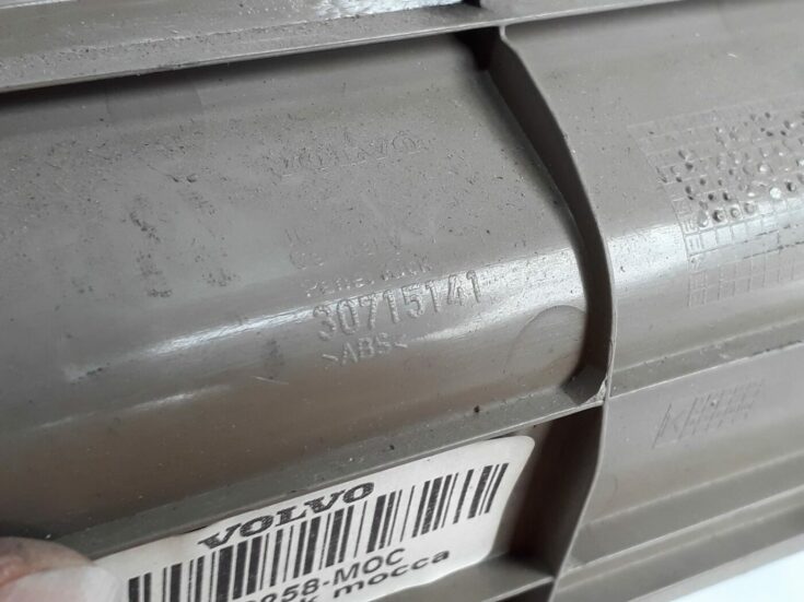 Centrālās konsoles (apdares) aizmugurēja daļa priekš VOLVO V70 2010