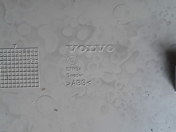 Bagāžnieka nodalījuma griestu uzlika priekš VOLVO V70 2010