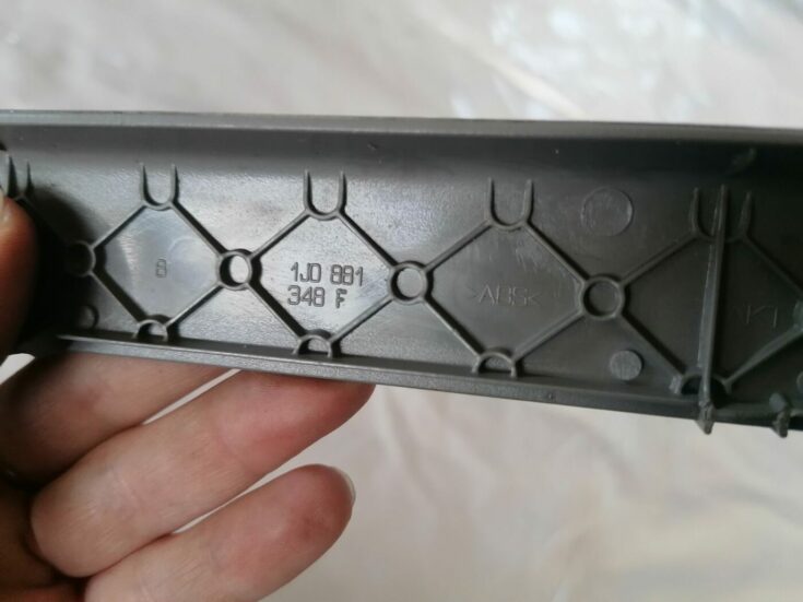 Priekšējā labā sēdekļa sliežu apdare priekš VW NEW BEETLE 2001