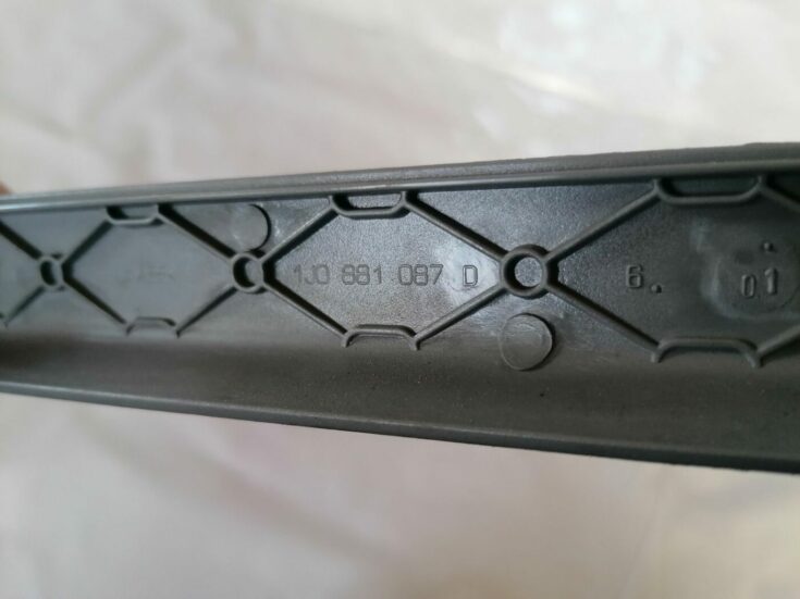 Priekšējā labā sēdekļa sliežu apdare priekš VW NEW BEETLE 2001