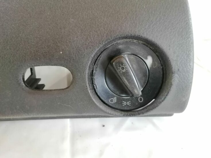 Mērinstrumentu paneļa apdare (zem stūres) priekš VW PASSAT 2003 UNIVERSAL BLUE