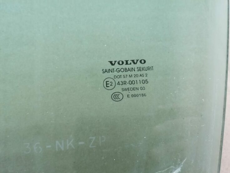 Priekšējo kreiso durvju stikls priekš VOLVO S60 2004