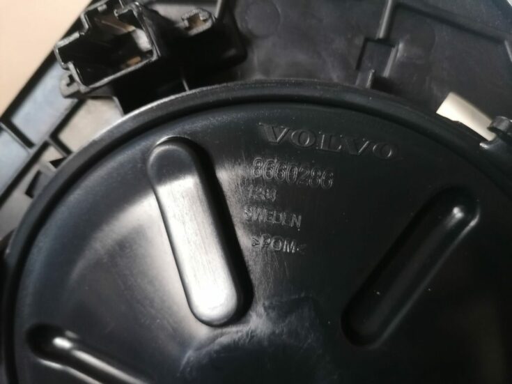 Mērinstrumentu paneļa skaļrunis priekš VOLVO S60 2004